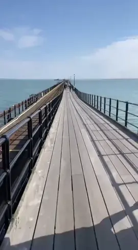 The longest pier extending into the sea. It takes 40 minutes to walk from the shore to the end of the pier🚶🏻🚶🏻#london🇬🇧 #londontiktok #londonlife #londontravel #southendonsea