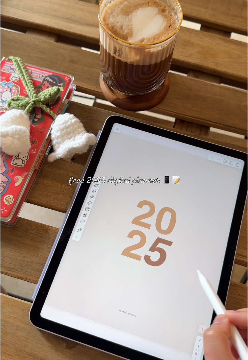 Mark your calendars! Your FREE 2025 digital planner will be released tomorrow 📱📝💗 It’ll be available in both vertical & horizontal and it has hyperlinks! It can also be printable 🖨️ Can’t wait to see what you all create with it 🥹 #freedigitalplanner #2025digitalplanner #digitalplanner #ipadplanner #ipadplanning #ipadapps #ipadtips #creatorsearchinsights