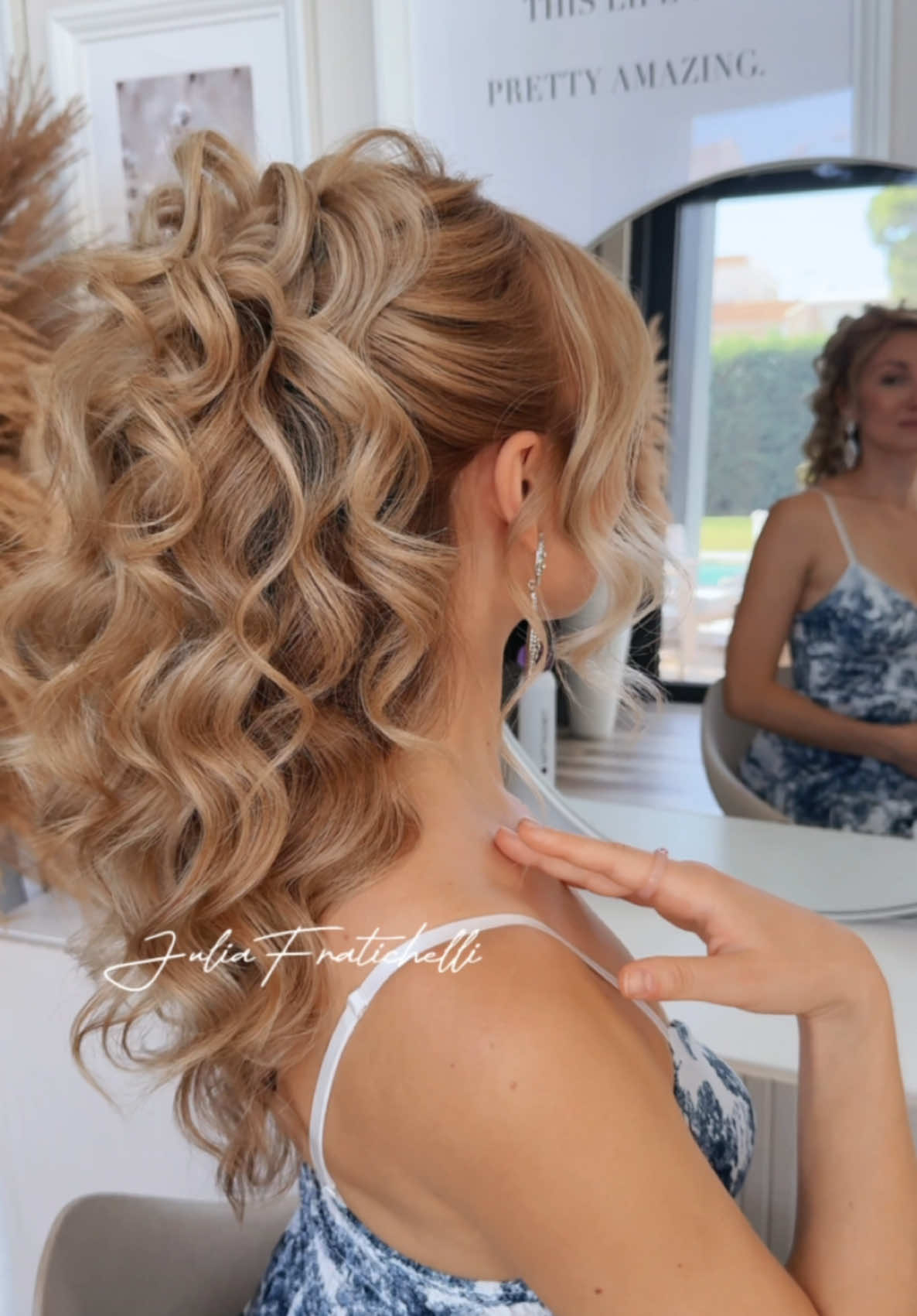 What curling iron to use? My favorites are: -GHD Curve Classic Curl Tong 26mm -Hot Tools Professional 24k Gold Curlbar Set -T3 Twirl Curling Iron 25mm  For more tools check my highlights Tools #juliafratichelli #juliafratichellibridalhairstylist #bridalhairstyle #bridallook #bridalhair #stepbystephair #stepbystephairstyle #hairideas #hair #frisur #frisuren #kreativitat #brautfrisuren #hairstylist #haireducator #haireducation 