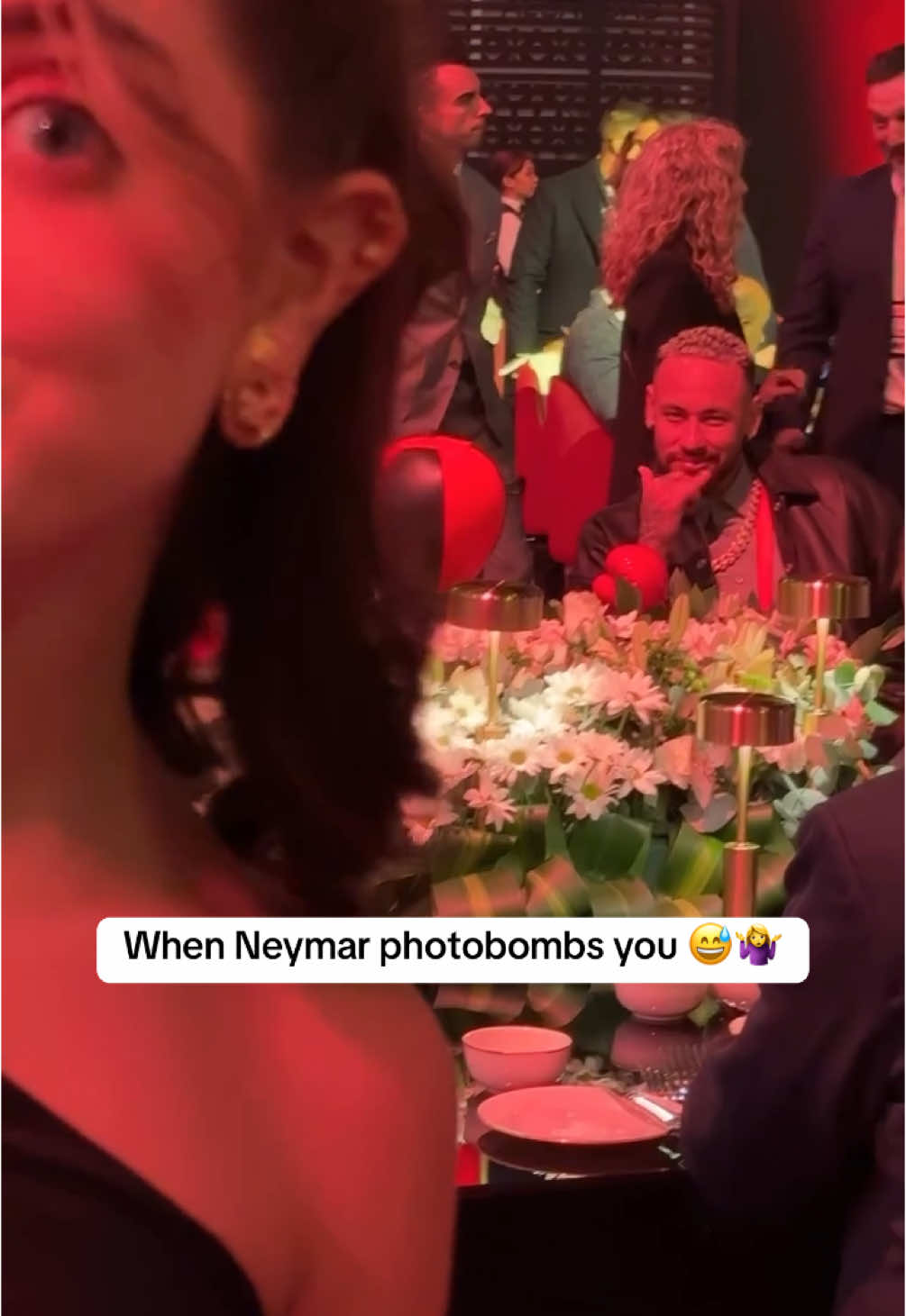 Just casually getting a picture and Neymar IS BEHIND YOU 😅🇧🇷 (IG: @leylafshonkar) #neymar #neymarjr #neymarjr #legend #meme #funny #jokes #trending #futbol #futebol #futbol⚽️ #futebolbrasileiro #king #Soccer #soccertiktok #cbf #cbfbrasil #foryou #4u #relatable #trending #viral #legend #goat #risingballers 