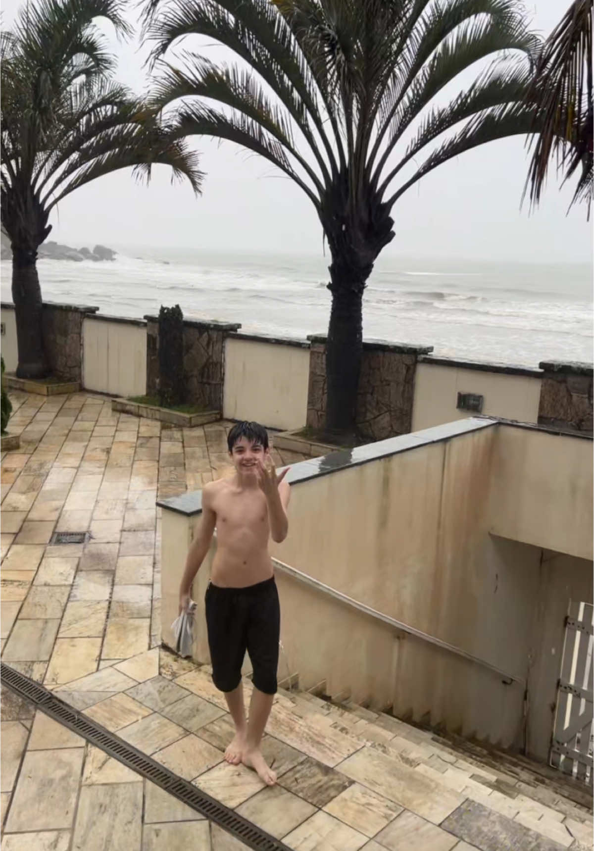 Foi só chegar na mansão da prainha que choveu!😅🥹 #video #fy #praia #familia 