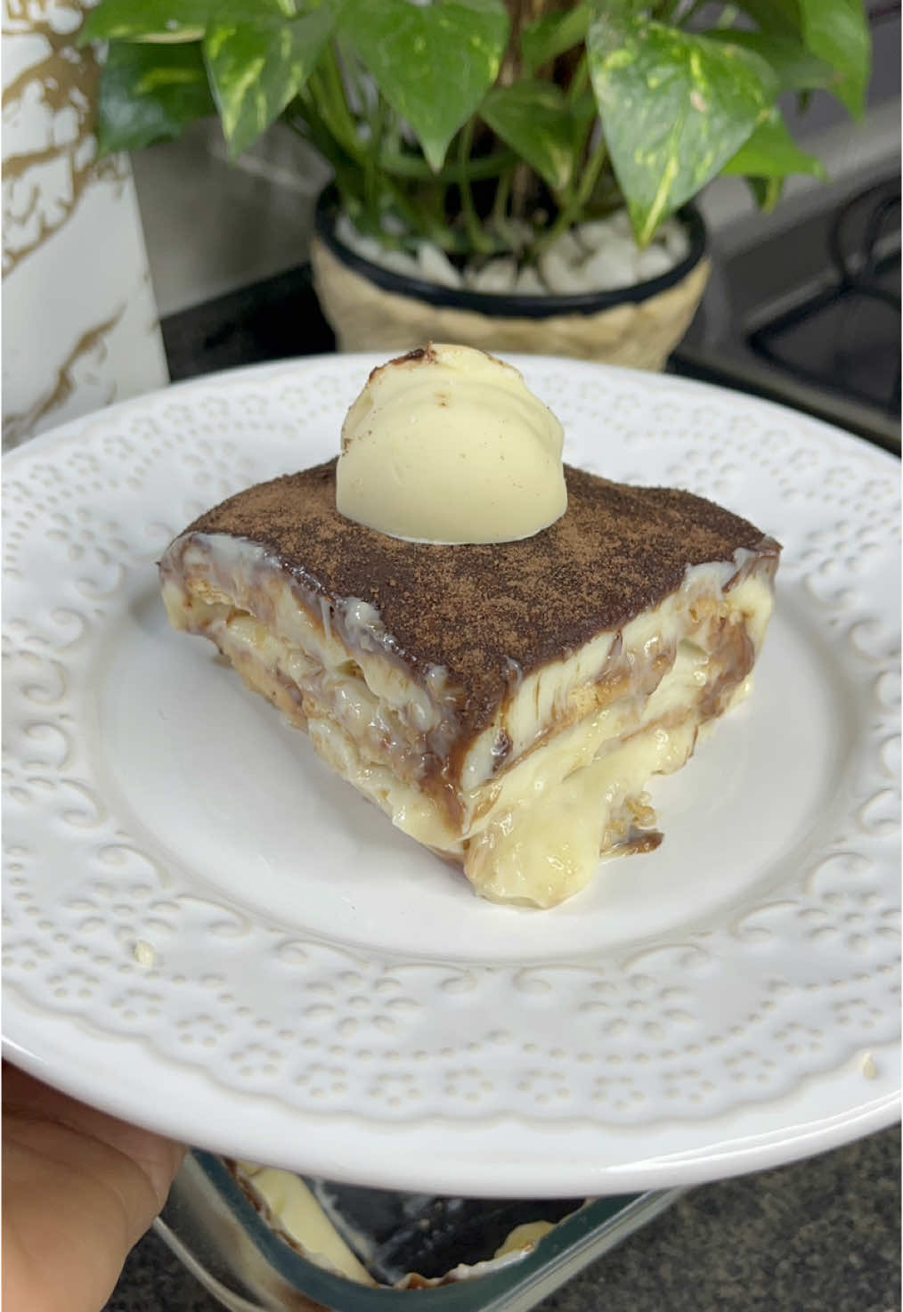 Pavê Simples! Ingredientes creme branco  01 caixinha de leite condensado  01 caixinha de creme de leite 600ml de leite  02 pacotes de bolacha  150ml de leite para molhar as bolachas  01 colher de maisena  01 gema  Ouro branco opcional  Ganache 02 barras de chocolate 90gramas 01 caixinha de creme de leite  Modo de preparo conforme vídeo 🩷 #pavê #sobremesa #sobremesafácil #receitasimples #sobremesadenatal 
