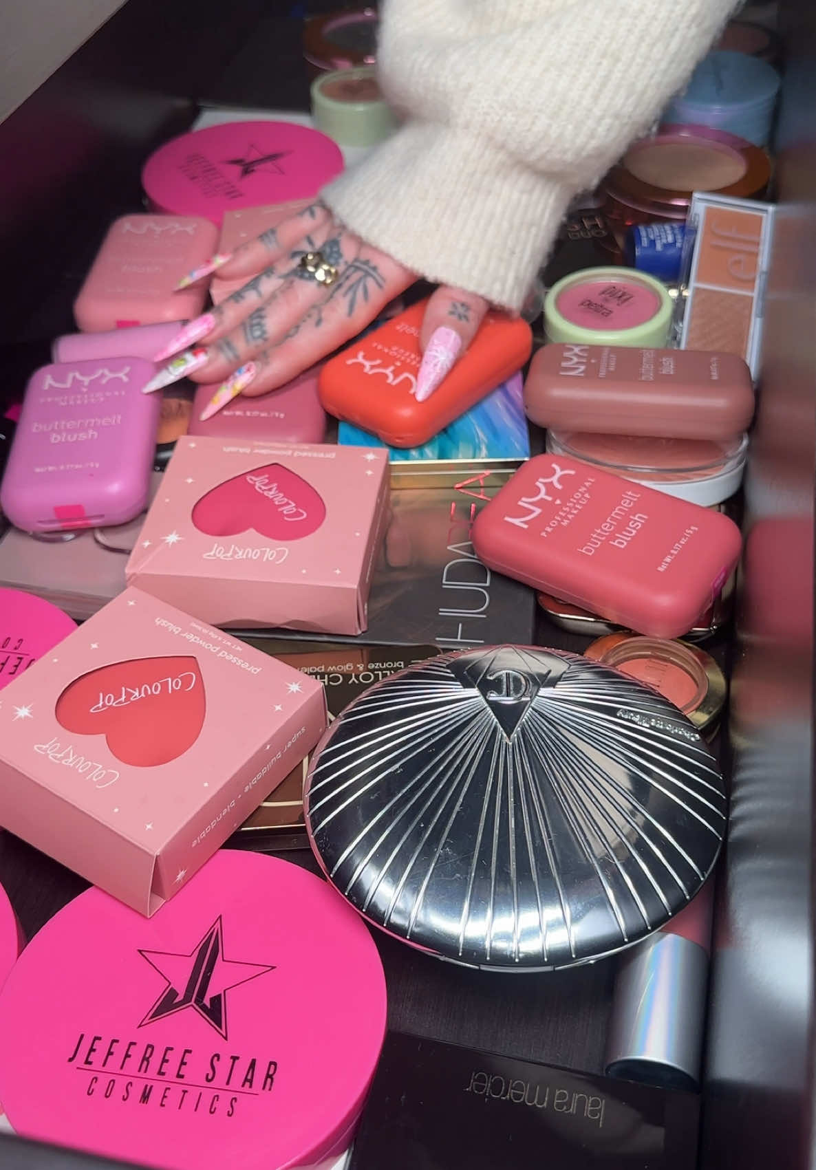 Time for a new drawer to organize! This time it is my blush and highlighter collection 💋  #asmr #asmrsounds #asmrvideo #asmrtiktoks #asmrmakeup #organize #organizewithme #satisfy #organizingtiktok #cleanwithme #organizedhome #blush #makeupcollection #makeup #nyxcosmetics #colourpop #jeffreestarcosmetics #jeffreestar @Jeffree Star @Jeffree Star Cosmetics @ColourPop Cosmetics @NYX Professional Makeup 