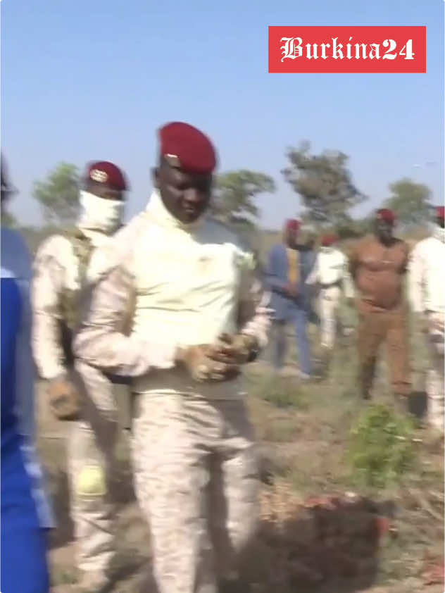 🔴 Le Capitaine Ibrahim TRAORÉ visite un champ d’ananas en expérimentation au Camp Naba-Koom 2 de 60 000 pieds à Ouagadougou #burkinafaso #burkinatiktok🇧🇫 #burkina #AES #videoviral #Sahel #burkinatiktok🇧🇫🇧🇫🇧🇫❤️ #viral #burkinatiktok🇧🇫🇧🇫🇧🇫❤️ #tiktok #tiktok #ib #youtube #westafrica 