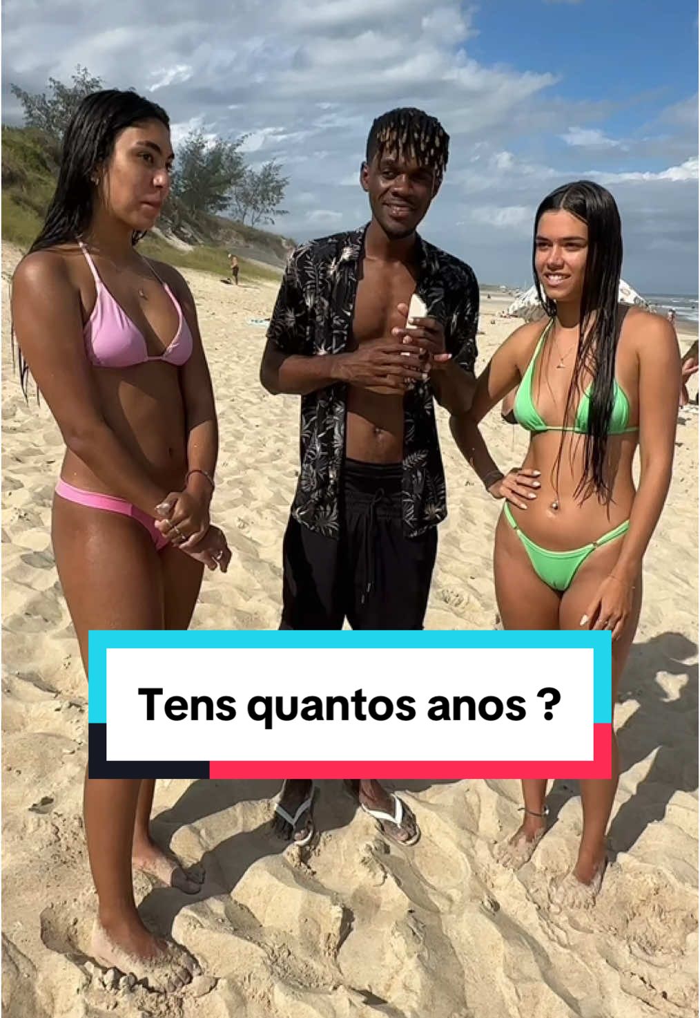 Quantos anos ?  #abordandoestranhos #abordandopessoas #namoro #cantada #humortiktok #praia #floripa 