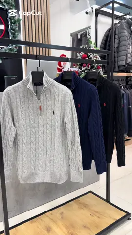 O Suéter Tricotado em Lã com Zíper Ralph Lauren combina elegância e funcionalidade em uma peça atemporal. Feito com lã de alta qualidade, ele proporciona conforto e sofisticação, enquanto o zíper traz um toque moderno e prático para o dia a dia ✨ Garanta o seu agora e transforme seu guarda-roupa com essa peça indispensável. Acesse nosso site pelo link na bio e adquira o seu! 💫💸 #oldmoney #ralphlauren #poloralphlauren #modamasculina #playboy #estilomasculino #fypシ 