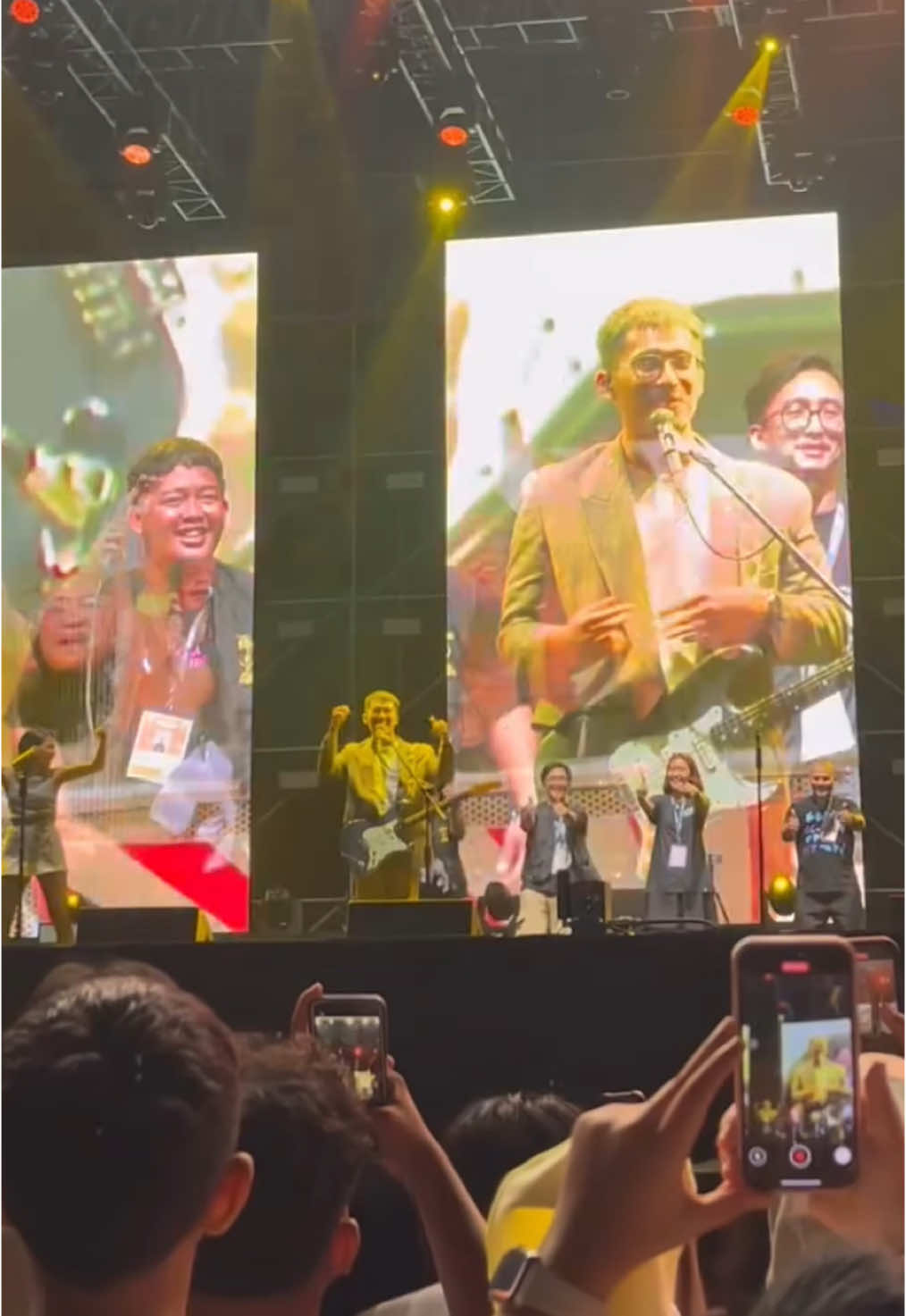 joined the trend. joget lu, jangan tawa tawa doang @Hindia 🫵🏼😭 #RibuanMemori #LombaSihir #BigBangFestival2024  credit : ardianramadhani on instagram