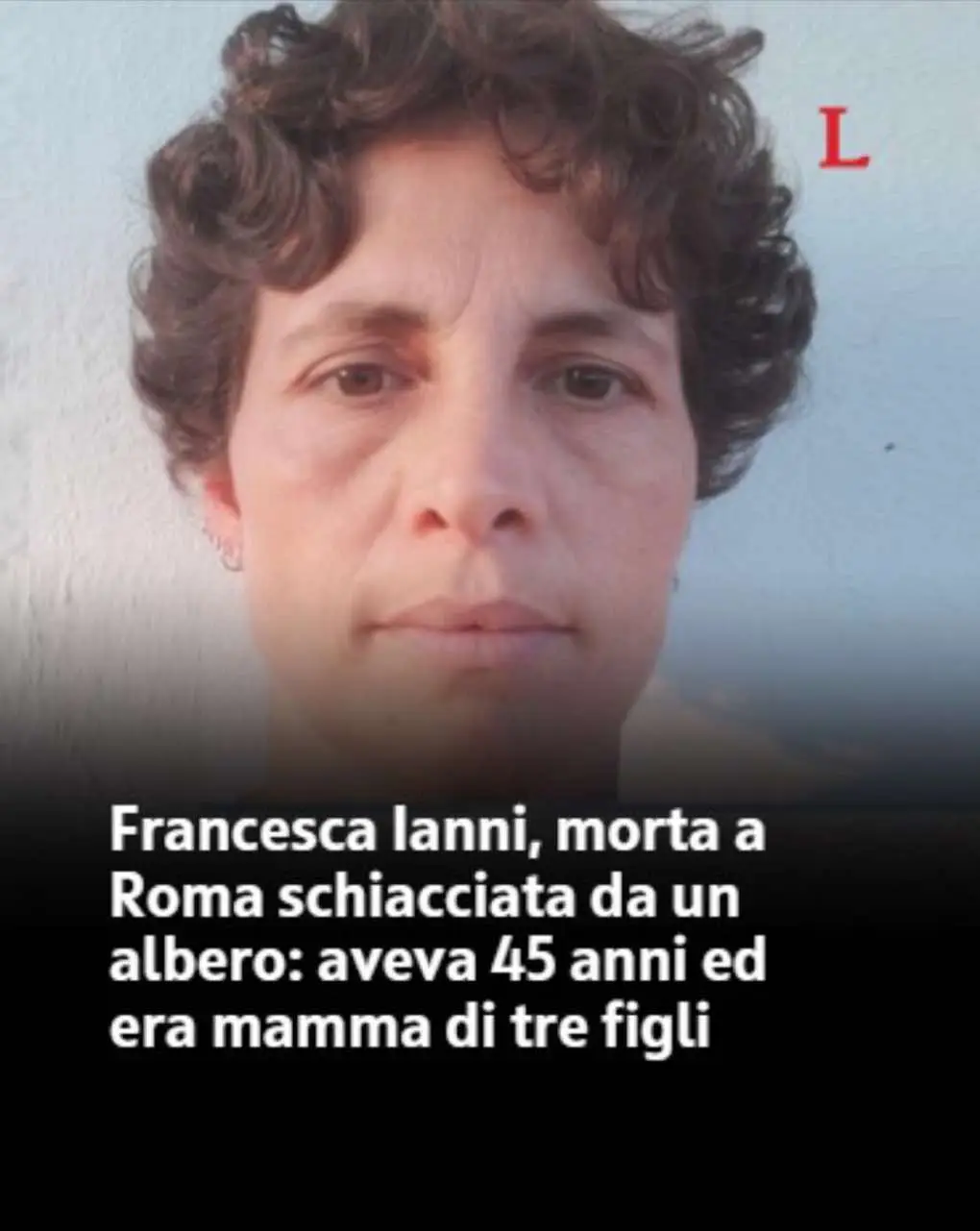 Aveva portato i tre figli al parco, nel quartiere romano di #ColliAniene, e mentre chiacchierava con una amica, seduta con lei su una panchina, intorno a mezzogiorno di lunedì 23 dicembre è stata travolta da un pioppo di circa 20 metri crollato improvvisamente anche a causa del forte vento. È morta così, a soli 45 anni, #FrancescaIanni, madre di tre ragazzini di 12, 10 e 7 anni. La sua amica, #AlessiaAnnibale è rimasta gravemente ferita. I bambini, con i figli della vittima, anche altri giocavano in quel momento nel parco, sono rimasti tutti illesi. Francesca Ianni viveva da alcuni anni all'estero ed era tornata in Italia per le festività di Natale. Era una docente di ruolo e a #Roma aveva insegnato in alcune scuole superiori della capitale. I tre figli sono stati momentaneamente affidati ad un conoscente della vittima. #leggo  👉🏻 Link in Bio