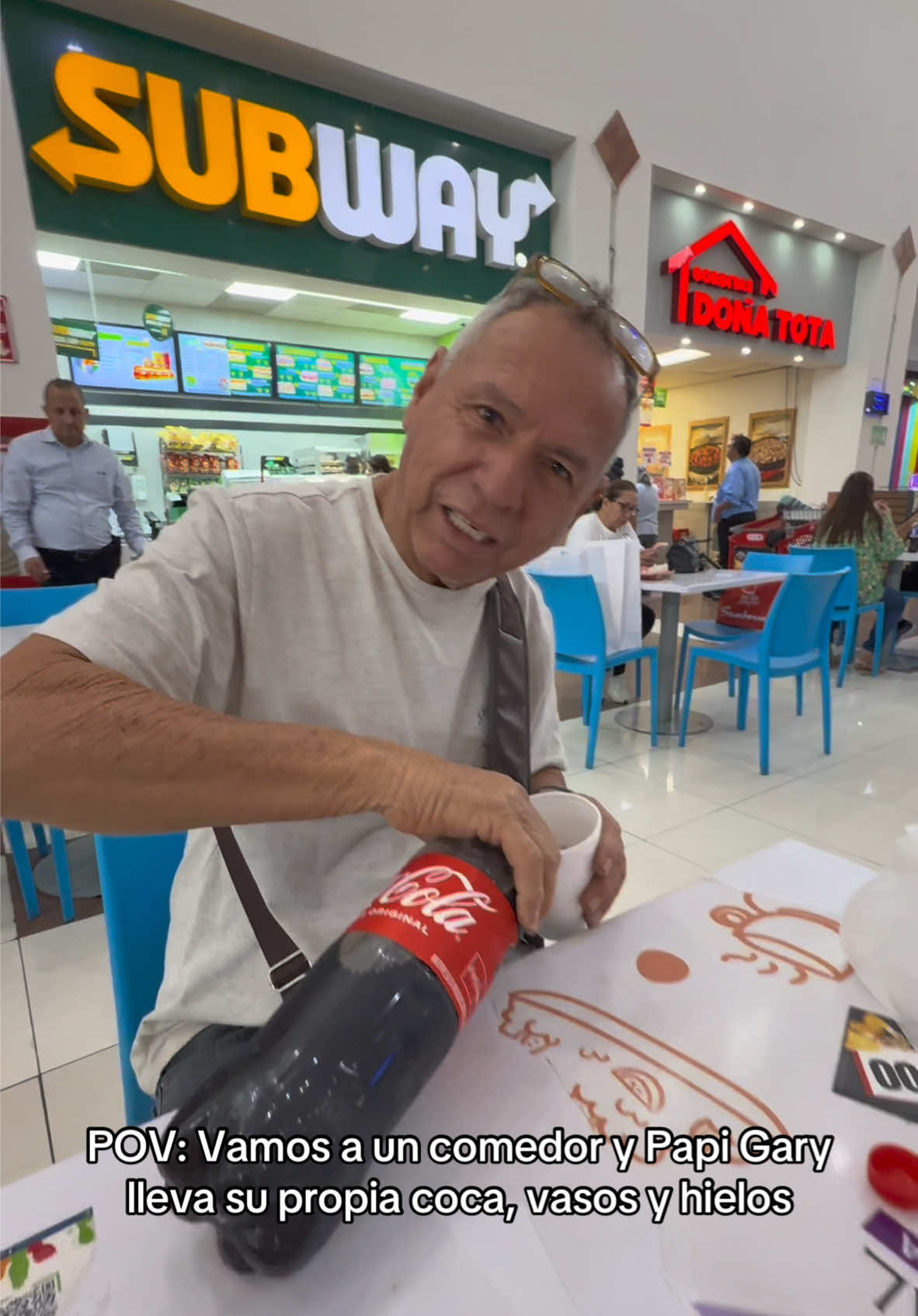 Dice que la coca la dan a $30 que esta muy cara mejor el lleva lo suyo🤣 #humor #comida #cocacola #abuelos #familia 