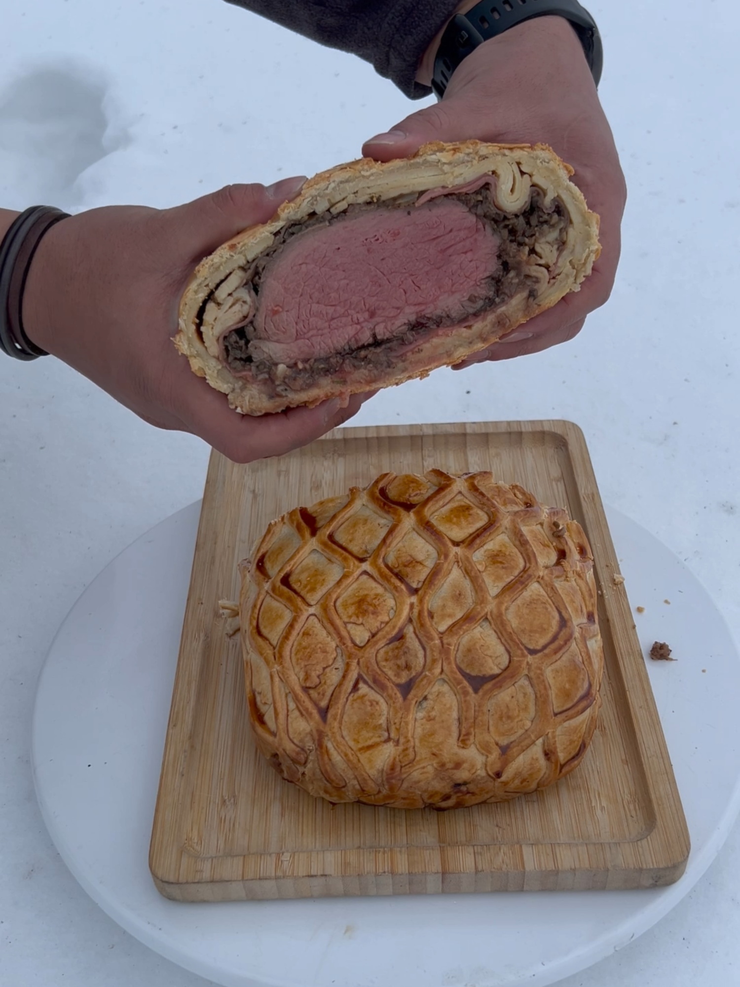 Beef Wellington in Tin / Tenekede Beef Wellington *Beef Wellington, one of the indispensable Christmas dishes.  *Vazgeçilmez Noel yemeklerinden Beef Wellington.   /We prepared beef Wellington, one of the most delicious dishes that can be made on New Year's Eve, in a tin in nature and presented it to you, enjoy watching.  /Yılbaşında yemek çeşitliliği adına yapılabilecek en lezzetli yemeklerden biri olan Beef Wellington'u doğada bir teneke içerisinde yaptık ve sizlere sunduk, iyi seyirler.    -There is no product promotion or advertising in our video.  -Vidomuzda ürün tanıtımı veya reklam bulunmamaktadır.   &Tags & Etiketler   #natureexcursions #christmascooking #christmascookingshows #advancedmethodsforcreativecooking #luxecookingmethodsandtechniques #trendyoutdoordecor #high-qualityculinarytechniques #expertcooking #expertlife #asmroutdoor #burgernatural #howtomakekitchencookingvideo #naturefood #doğa #kamp #food #mountains #camping #meatballs #outdorcooking #nature #naturechef