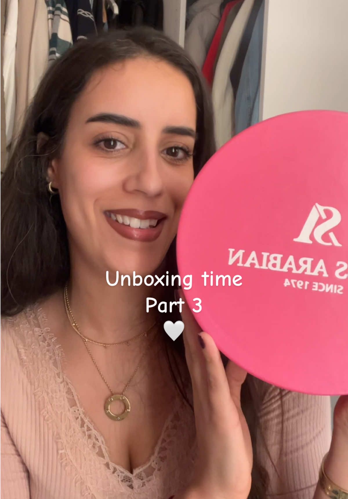 Nessit wahed gue3ma sowerto 🤦🏻‍♀️😂😂 #ibizzi #19 #viral #unboxingvideo #unboxingperfume #swissarabian #inara 