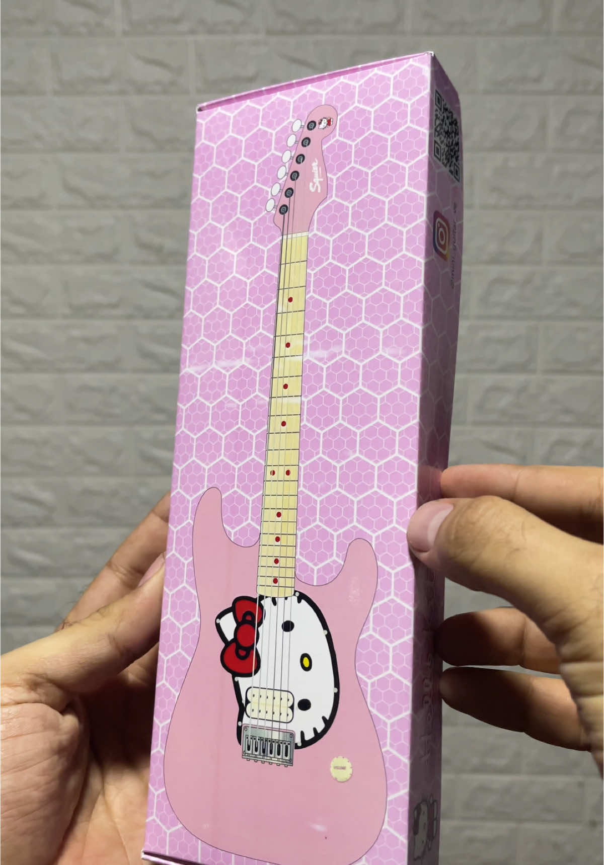 Squier by Fender Hello Kitty 1:4 scale mini guitar #hellokitty #hellokittylover #hellokittyandfriends #hellokittyaddict #hellokittycollection #hellokittyfan #hellokittyguitar #miniature #miniguitar #handmade #fyp #foryou #handcrafted #hechoamano #guitarra #fender #squier@hellokitty 