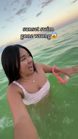 sunset swim gone wrong🌅😱 #sunsetswim #hawaiilife #oceanvlog #livinginhawaii #sunsetvlog #hawaiivlog 
