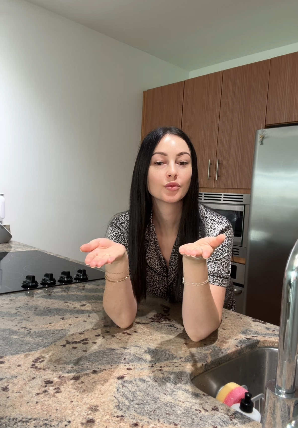 Clean My Kitchen With Me 🧼🫧 #fyp #viral #trending #asmr #asmrsounds #asmrvideo #cleaning #cleaningtiktok 