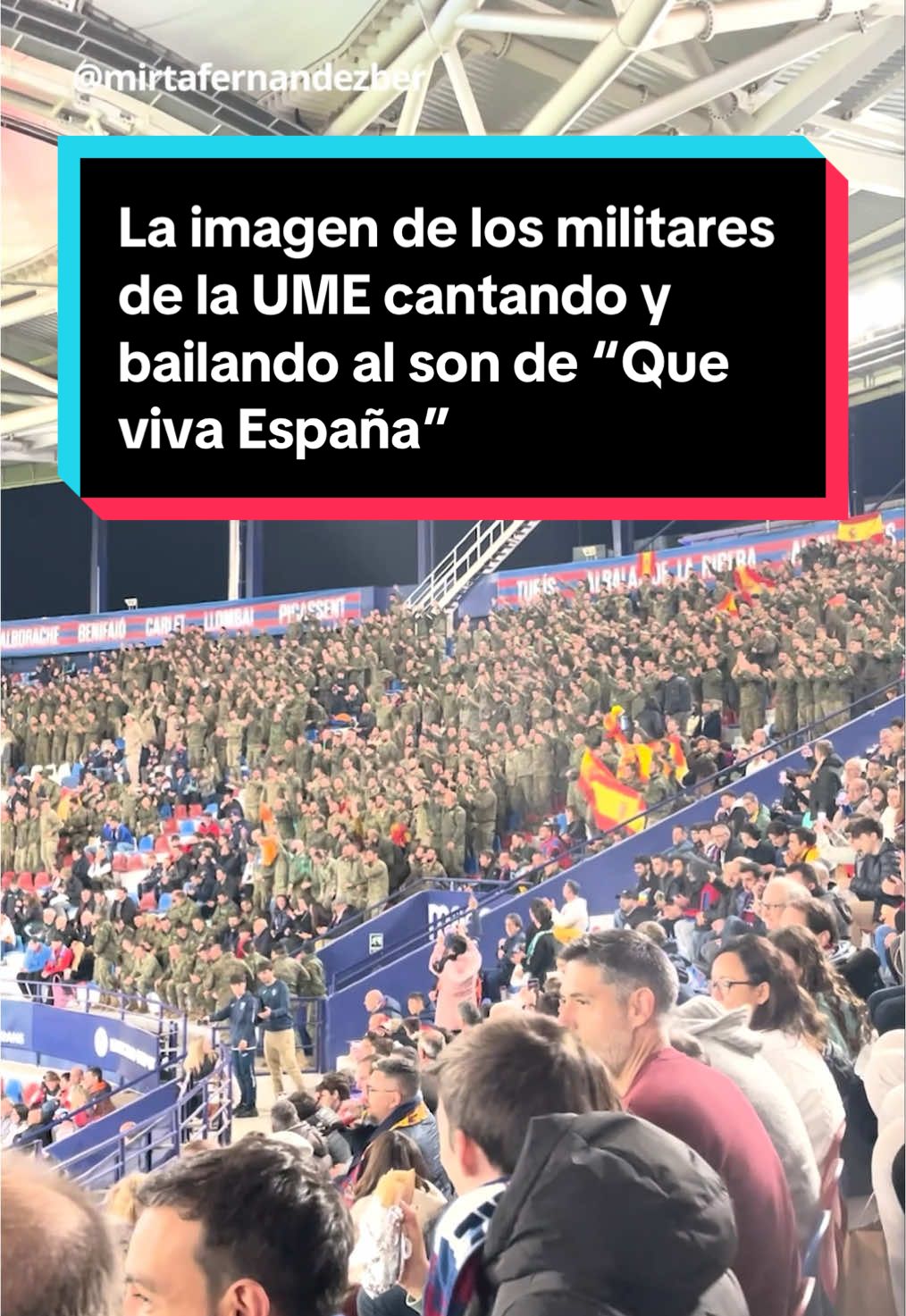 🇪🇸 La increíble imagen de los militares de la UME que ayudan en Valencia cantando y bailando al son de 