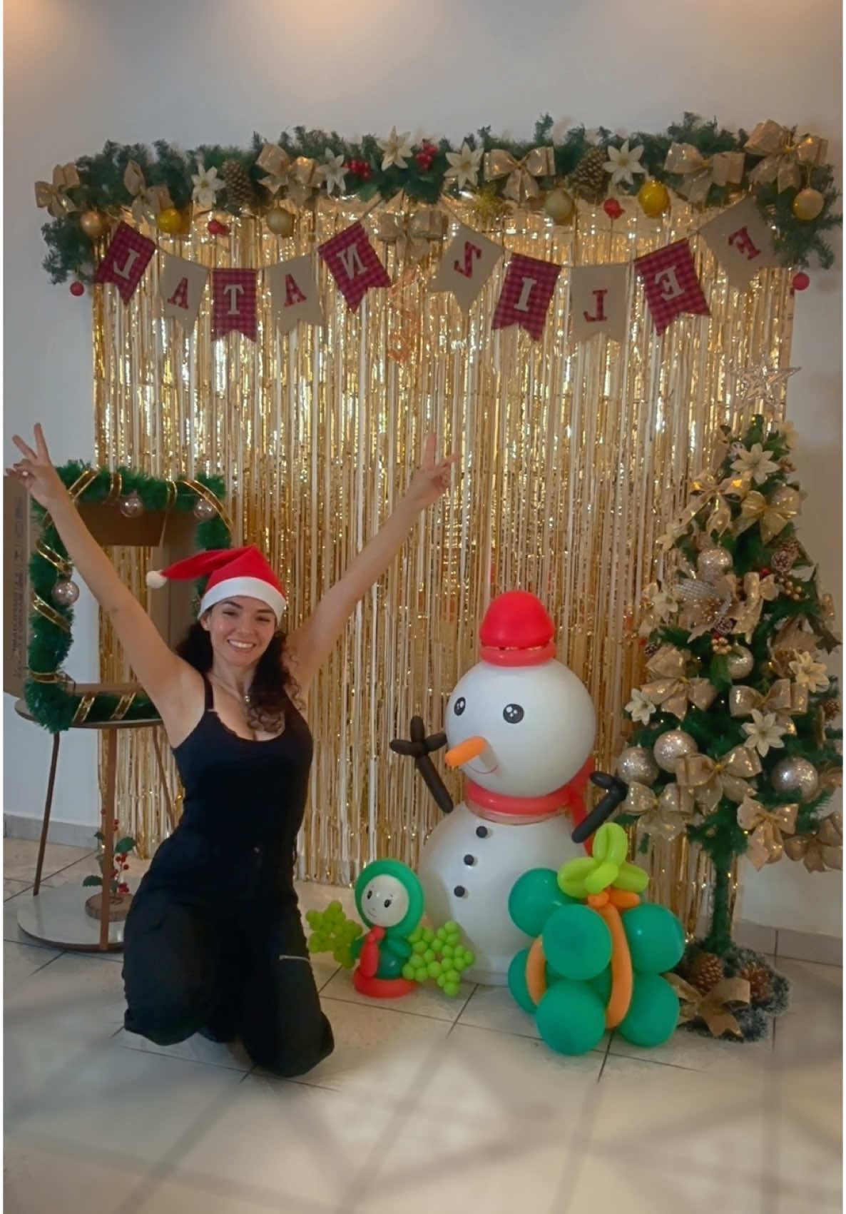 PAINEL INSTAGRAMÁVEL DE NATAL 🎄🥰 Em todos os natais aqui em casa, eu amo decorar e ter um cantinho todo especial para os meus convidados tirarem fotos, e esse ano não podia ser diferente. Aproveitei algumas coisas da decoração do ano passado e ficou tão bonitinho. Simples mas feito com mto carinho e amor!  E você costuma decorar a casa tbm? Que seu natal seja muito abençoado 🙏🏼❤️ #natal #decoração #decoracaodenatal #natal2024 #natal2024decoração #festadefimdeano #boasfestas #ideiasdecoracao #ideiasdenatal #ideiascriativas #painel #paineldecorativo #paineldefotos #fotosnatalinas #natalina 
