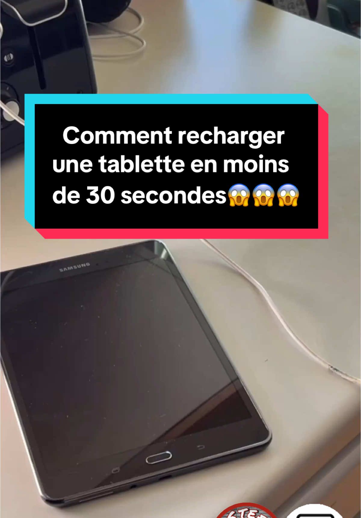 Comment recharger une tablette en moins de 30 secondes 😱😱😱 #trucpourtoué #AstuceDuJour #astuces #astuce #astucetiktok #tiktokquebec #montreal #quebec #stefcarle 