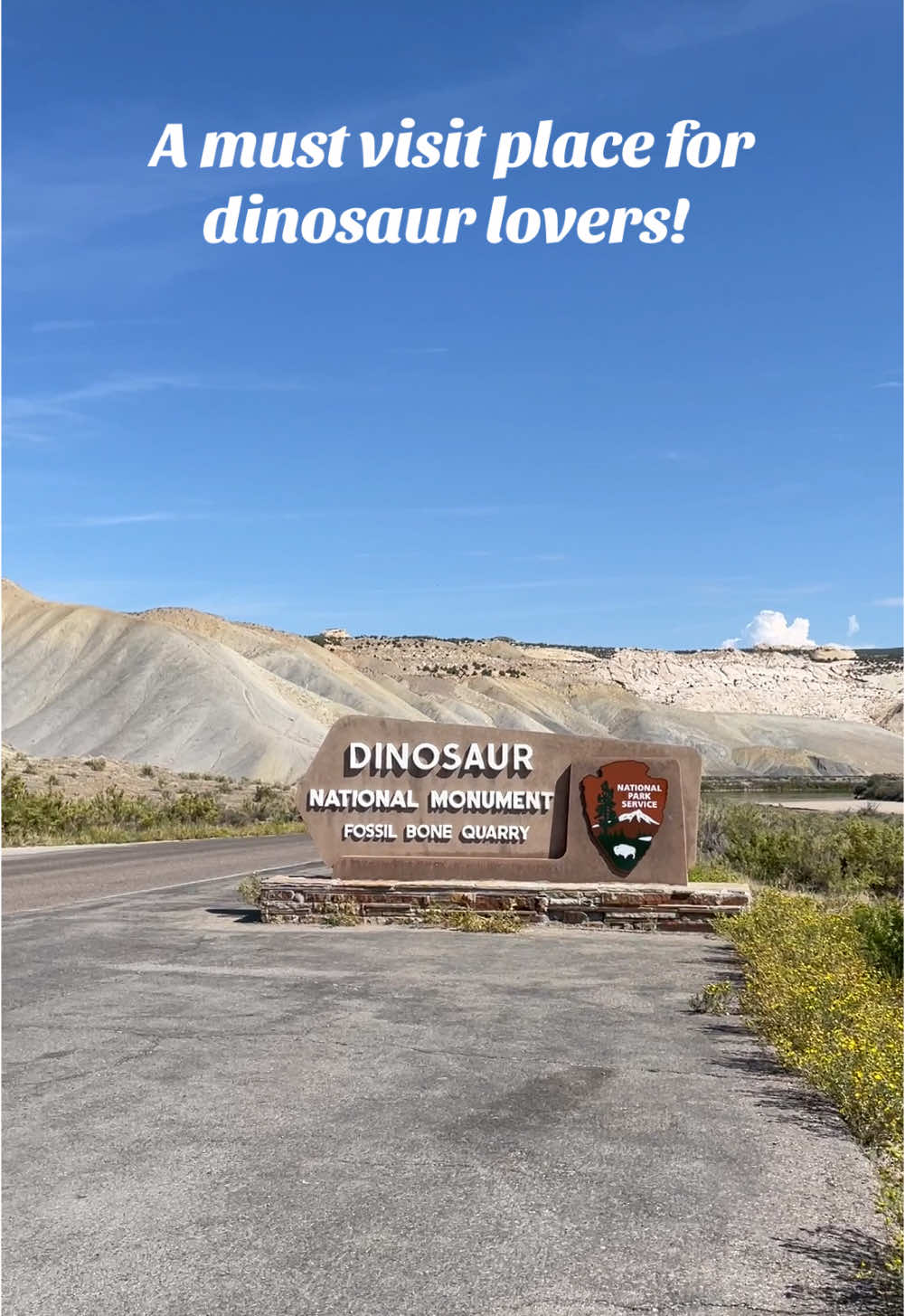 Ever since i was a little girl I have been fascinated by dinosaurs.  It has been so cool to live here in the states and be able to visit so many places that have traces of dinosaurs! 🦕 🦖 #quarryexhibithall #dinosaurnationalmonument #dinosaurlover #jurassic #northernutah #vernal #vernalutah #dinosaurexhibit 