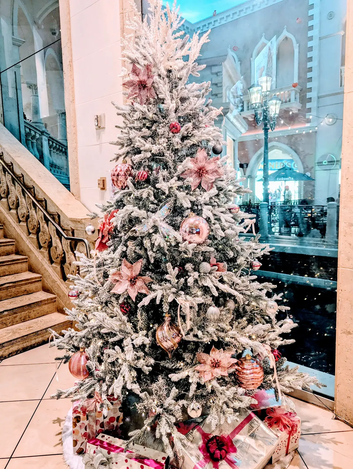 I just want to smile at beautiful things this Christmas