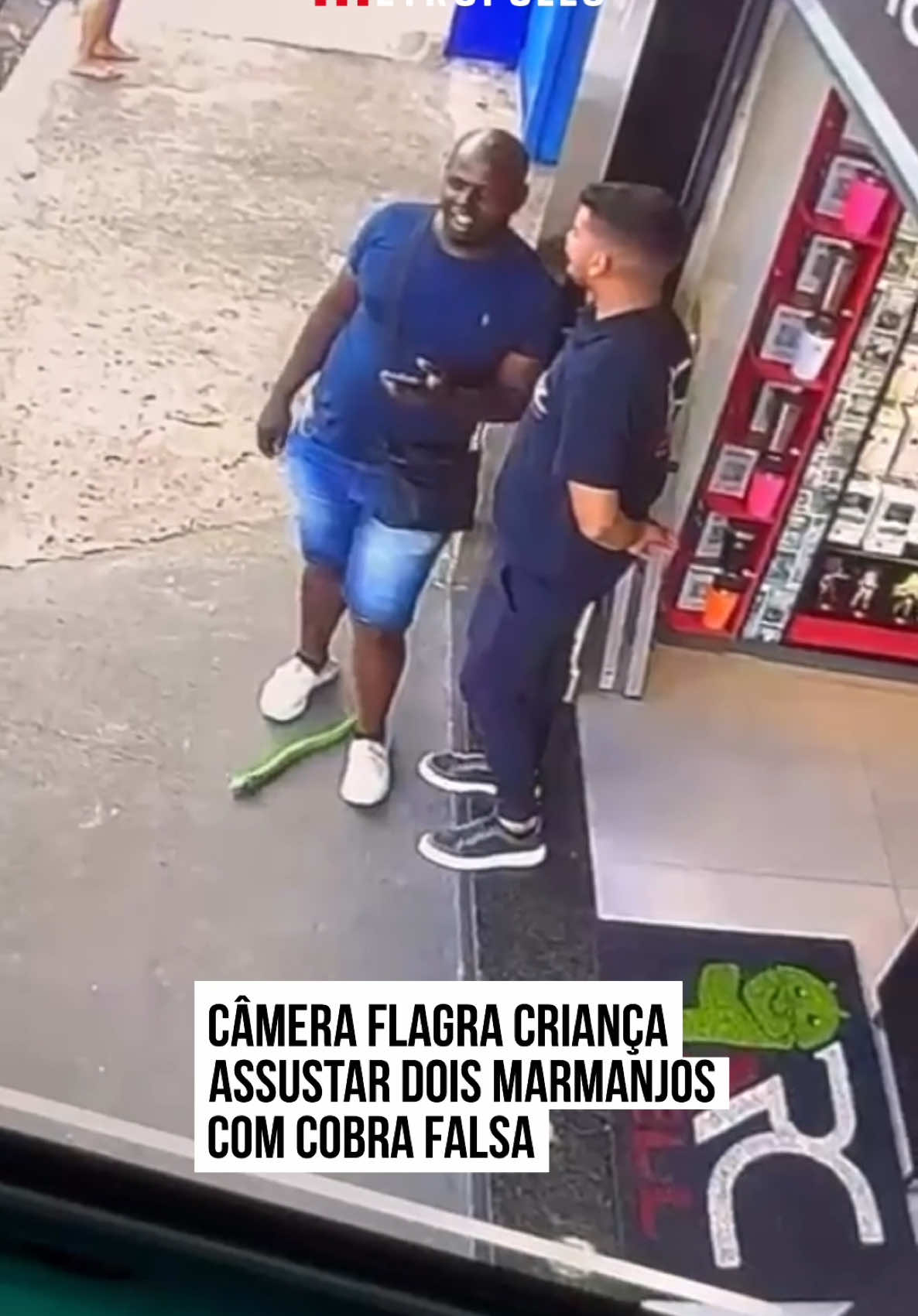 🐍🤣 Uma #câmeradesegurança de um estabelecimento comercial flagrou o momento em que uma #criança resolveu testar um novo #brinquedo: uma #cobrafalsa. Para isso, escolheu como “vítimas” dois rapazes que conversavam em frente a uma loja.  O menino chega sorrateiramente, coloca o brinquedo no chão e chama a atenção dos homens, apontando para a cobra que se move em zig e zag. Ao avistarem a “cobra”, eles levam o susto e pulam para longe.  Quem seria você nessa situação? #TikTokNotícias 📹 eumonalisatosta (ig) | @myhoodbr