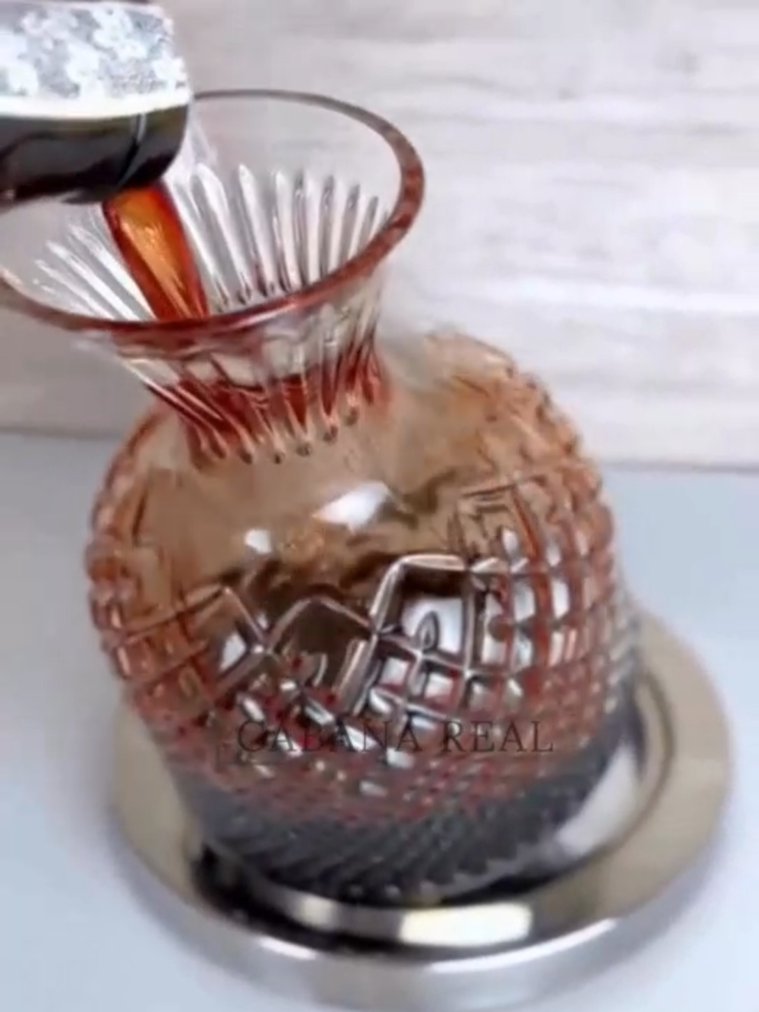 Eleve o Estilo do Seu Bar com Elegância Adicione um toque de sofisticação ao seu bar com este Decanter Giratório da Cabana Real, projetado para realçar o sabor e a apresentação de seus vinhos e destilados. Características: • Material: Vidro de alta qualidade com base giratória. • Capacidade: 1,5L. • Design: Giratório, perfeito para aerar e exibir seus vinhos com elegância. Benefícios: • Aperfeiçoe o sabor: A base giratória ajuda a aerar vinhos, intensificando os aromas e sabores. • Encante seus convidados: Um design elegante que transforma qualquer momento em uma experiência luxuosa. • Praticidade e beleza: Combina funcionalidade com um visual sofisticado, perfeito para bares e jantares. 🔗 Confira em nosso site. Link na bio! #decante #vinhos #bebidas #sofistticaçao#amantedevinho#decanterasomos