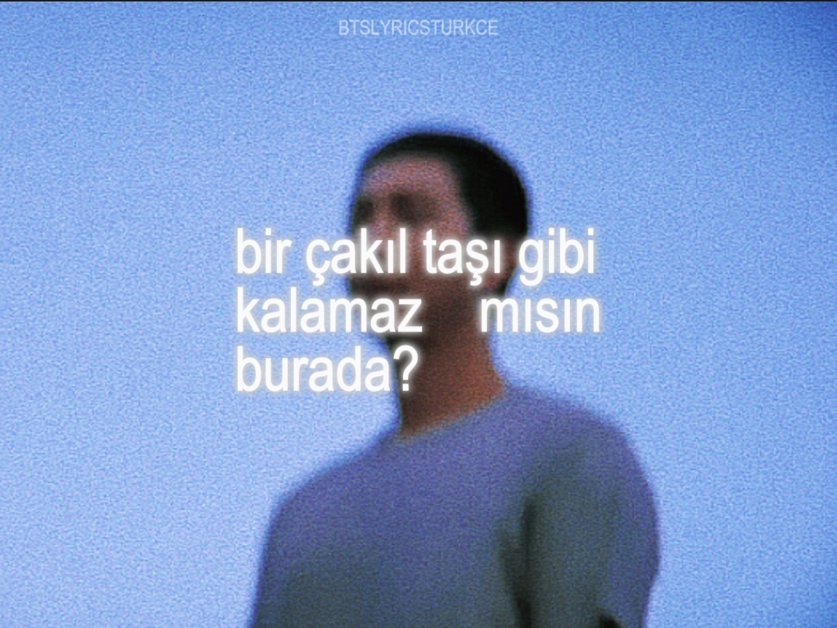 sevgileriyle bize koca bir deniz gibi hissettiren kişilerin avuçlarında maviliğimizi yitiririz yine. bize bunun yalnızca onlarla iken mümkün olabileceğini gidene kadar hissettirmezler. gittiklerinde ise hiç olmadığı kadar hiç oluruz. [yazımızın devamı @.btslyricsturkce tw hesabımızda] • • • #bts #btslyrics #btsedit #namjoon #btsamaturkce 