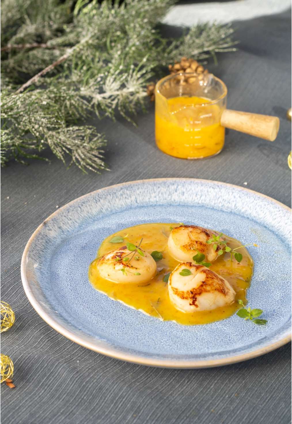 NOIX DE ST JACQUES AU BEURRE D’AGRUMES 🍊 INGRÉDIENTS (4 pers.) • 1 citron  • 1 grosse mandarine  • 1 échalote  • 100g de beurre salé  • Romarin  • Piment d’espelette • 12 noix de saint Jacques  RECETTE : • Ciselez une échalote. Zestez les agrumes et pressez les. • Fautes revenir l’échalote dans de l’huile d’olive. lorsqu’elle devient translucide déglacée avec le jus des agrumes, ajoutez le miel et les zestes. • Laissez la sauce épaissir 5-10min avant d’ajouter le beurre hors du feu. Ajoutez également le romarin et le piment, fouettez bien puis réservez. • Nettoyez les st jacques, retirez le corail et le muscle puis faites les cuire à la plancha. Un allez retour à 200°C suffit pour obtenir des st jacques nacrées à cœur. • Dressez les noix de st jacques sur le beurre d’agrumes et régalez vous.  #noixdesaintjacques #coquillesaintjacques #recettedenoel #recettenoel #concours #jeuconcours 