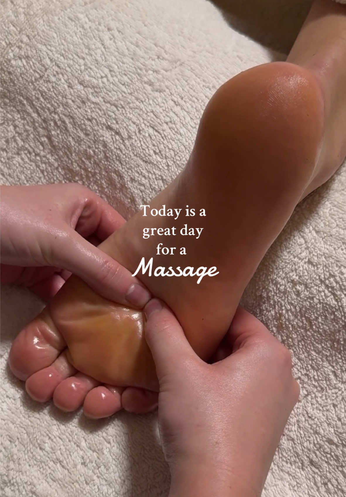 “Our conscience is in our feet” 🦶🏼🧠 - Alberto Savinio  Remember, always send light and love. ☀️ #massage #massagetherapy #relaxingvideos #relaxmassage #massagem #asmr #asmrtiktoks #asmrsounds #foot #pies #fyp #neiperteee #parati #viralditiktok 