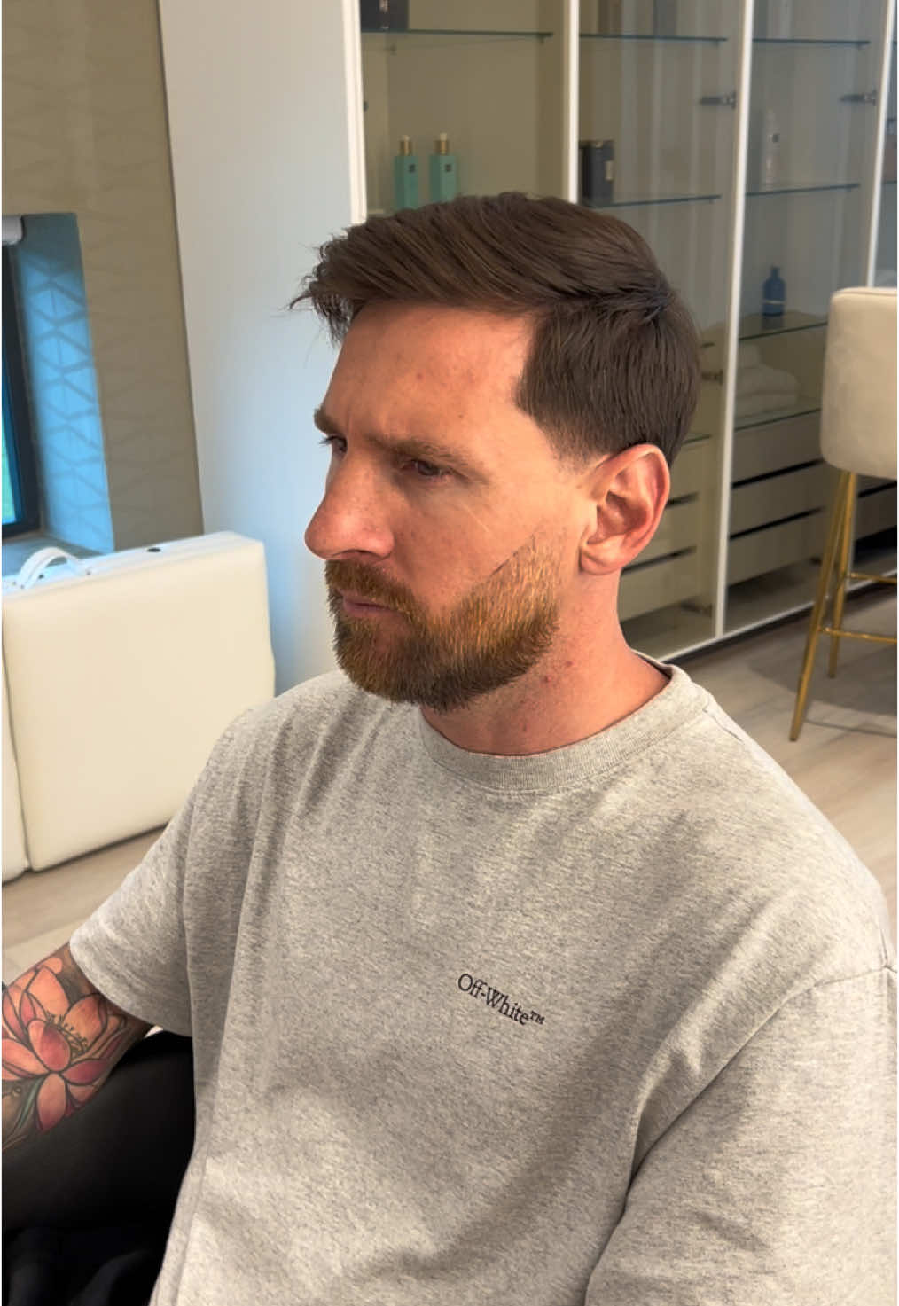 Nuevo Look para nuestro capitán 💈😁 Feliz Navidad para todos !!! #messi #barber 