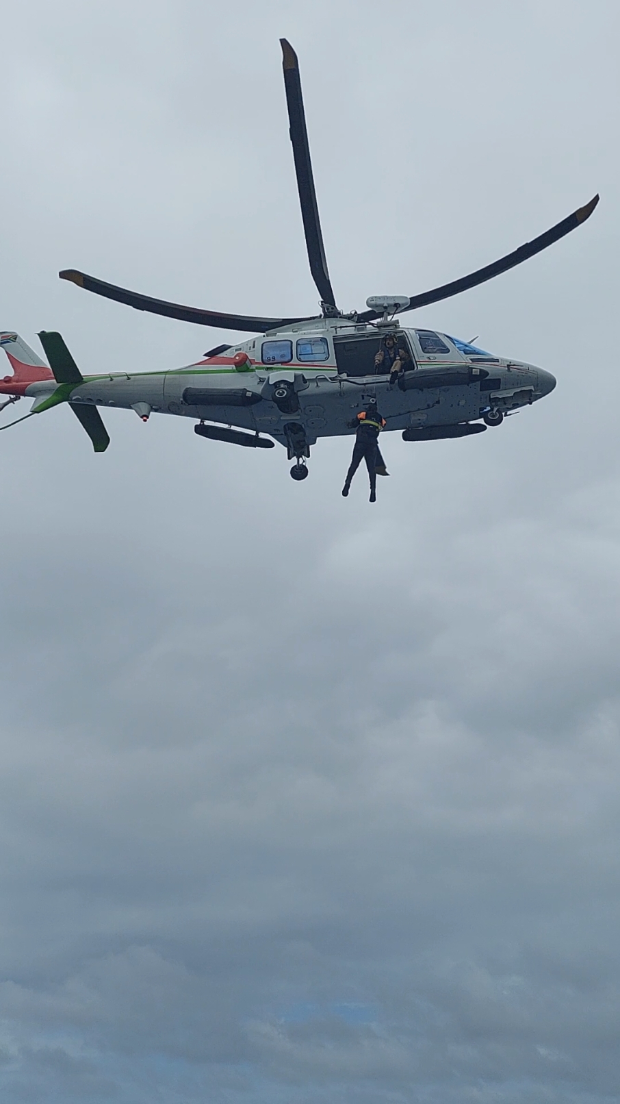 namanya jg orang kampung  lihat helicopter jarak deket senang banget, ditambah njemput pilot nya cewe lagi 🗿