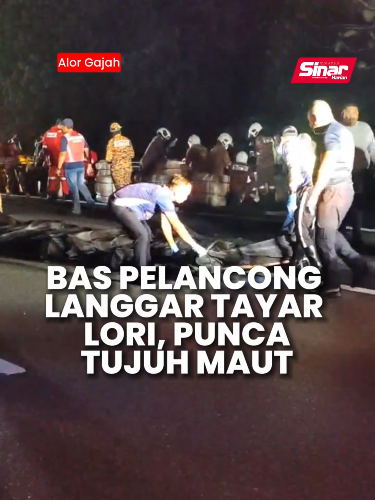 Bas pelancong langgar tayar lori, punca tujuh maut Tujuh maut termasuk lima sekeluarga apabila kenderaan pelbagai guna (MPV) jenis Toyota Estima yang dinaiki mereka terlibat dalam kemalangan membabitkan lima kenderaan, termasuk sebuah treler dan bas pelancong di Kilometer 204.0 Lebuhraya PLUS arah utara di Alor Gajah, pada Isnin. Muzik: Discovery dari www.bensound.com #SinarHarian #60Saat #Kemalangan #Melaka