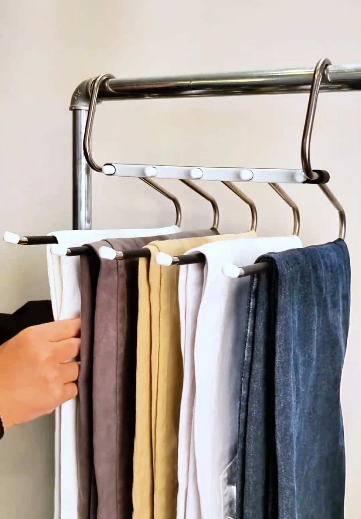 Can’t wait to get these space saving hangers to organize my messy closet 😍🖤👇👖#foryou #fyp #foryoupage #shopvideocarnival #tiktokshopyearendsale #hanger #organizer #pants #clothes #closettour #wardrobestylist 