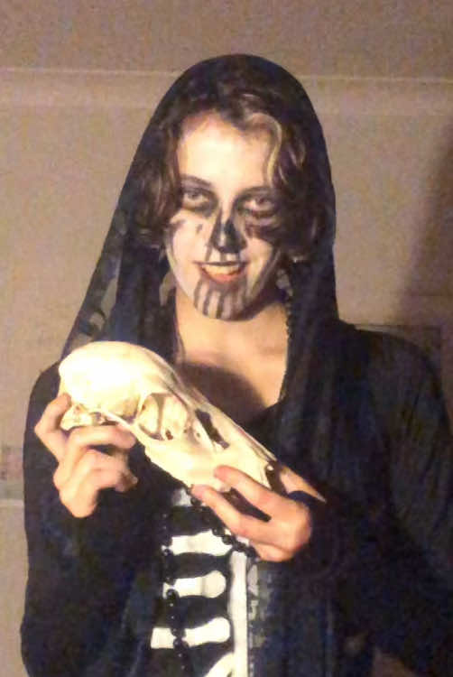 yes that is a real skull! everyone say ‘thank you @south / mercy’ for letting me borrow it!  #gideontheninth #harrowtheninth #nonatheninth #thelockedtomb #thelockedtombcosplay #cosplay #lockedtombtrilogy #tlt #tltcosplay #harrowharknonagesimus #harrowharknonagesimuscosplay #fyp #tamsynmuir 