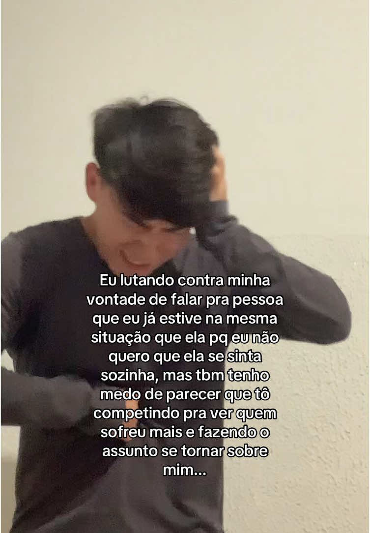 Eu lutando contra minha vontade de falar pra pessoa que eu já estive na mesma situação que ela pq eu não quero que ela se sinta sozinha, mas tbm tenho medo de parecer que tô competindo pra ver quem sofreu mais e fazendo o assunto se tornar sobre mim... #fy #fyp #viral 