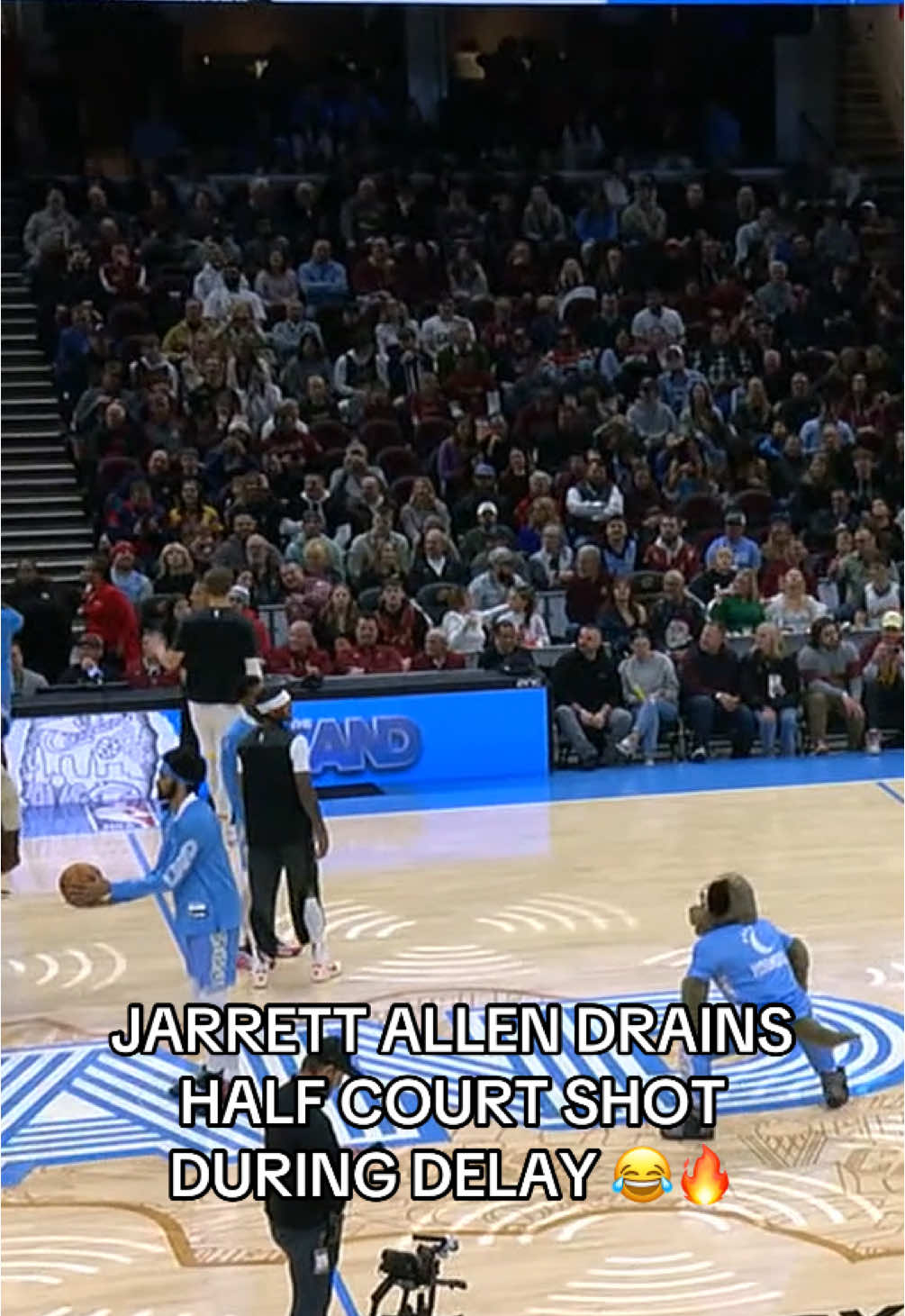 Jarrett Allen finding ways to pass time during delay 😅🤯 #NBA #cavs #hoops #jarrettallen 