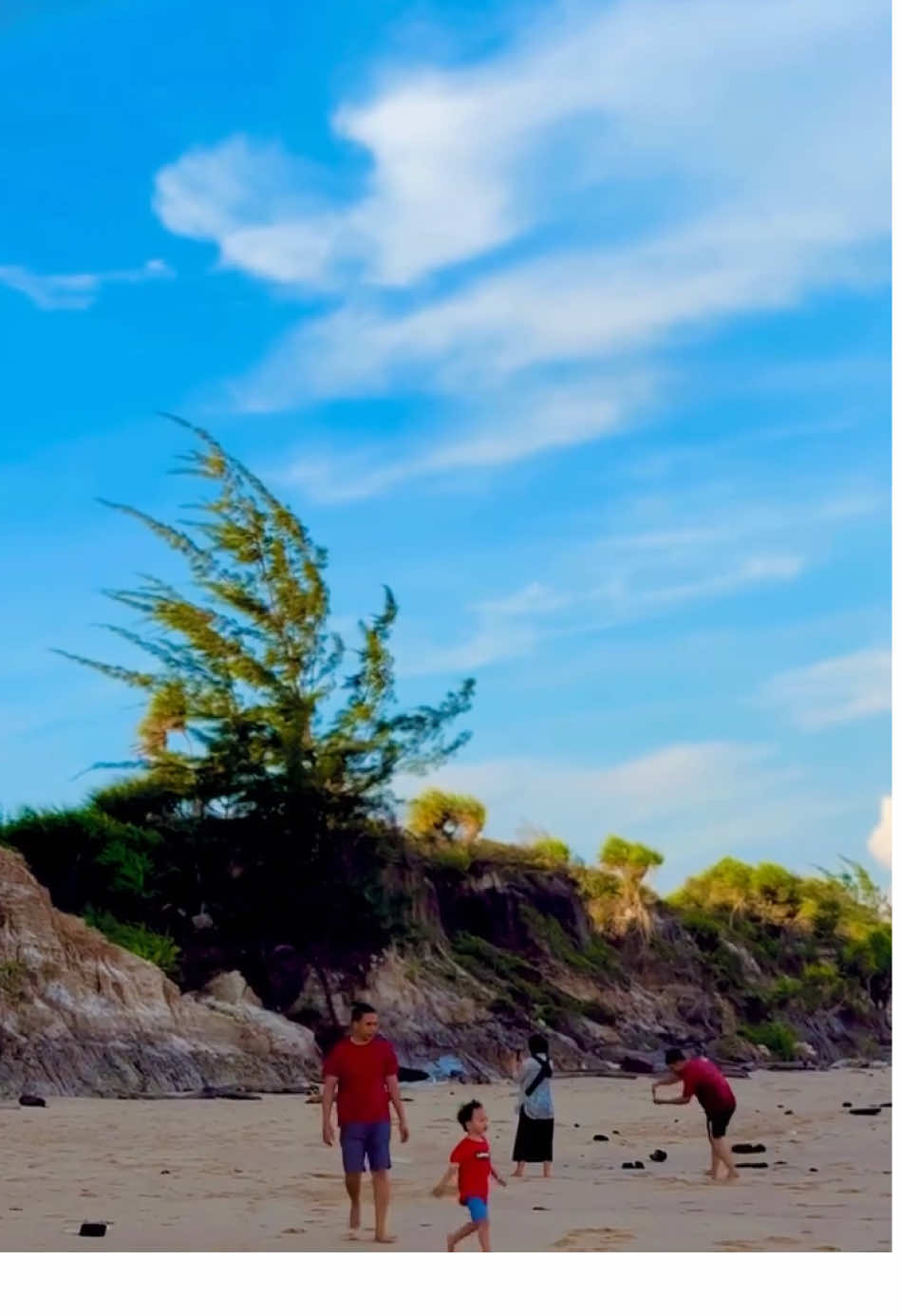 Bentar lagi tahun baru aja nih.. pada rencana liburan kemana nih? Ga usah bingung 🤔 Yuk ajak orang tersayang ke Pantai Tebing Kalap 😍 #pantaitebingkalap #ujungpandaran #sampit #wisatakotasampit #kalimantantengah