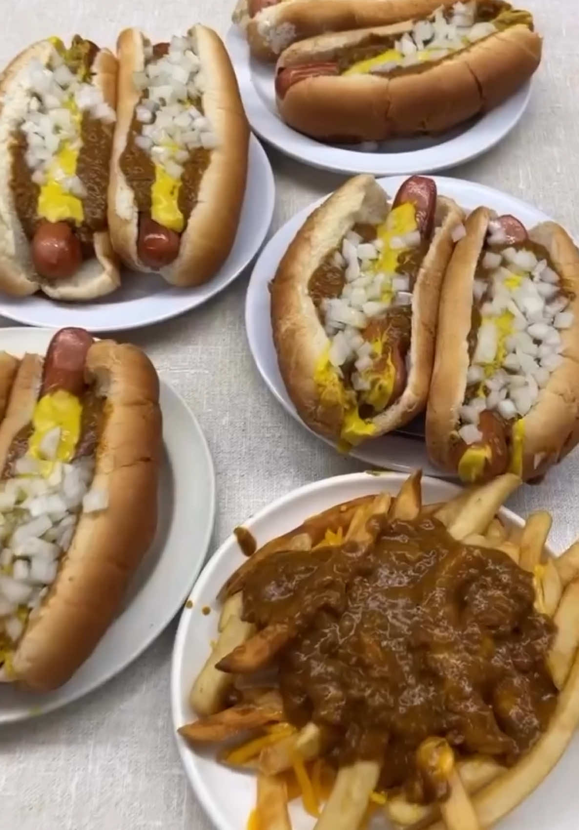 What’s your favorite coney spot in the city?  Lafayette has to be in my top 5 because of the nostalgia after tigers games. #coneyisland #coneydog #hotdog #chili #streetfood 