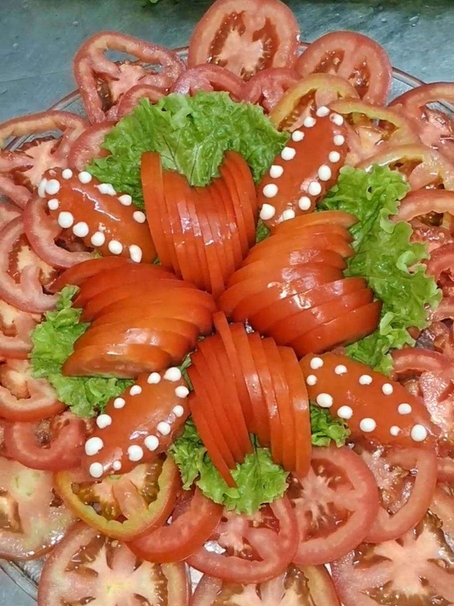 #saladasdecoradas #tiktoksaladas #decorandosaladas salada de tomate com folhas de alface crespa, salada para fazer no Natal, salada natalina, salada simples