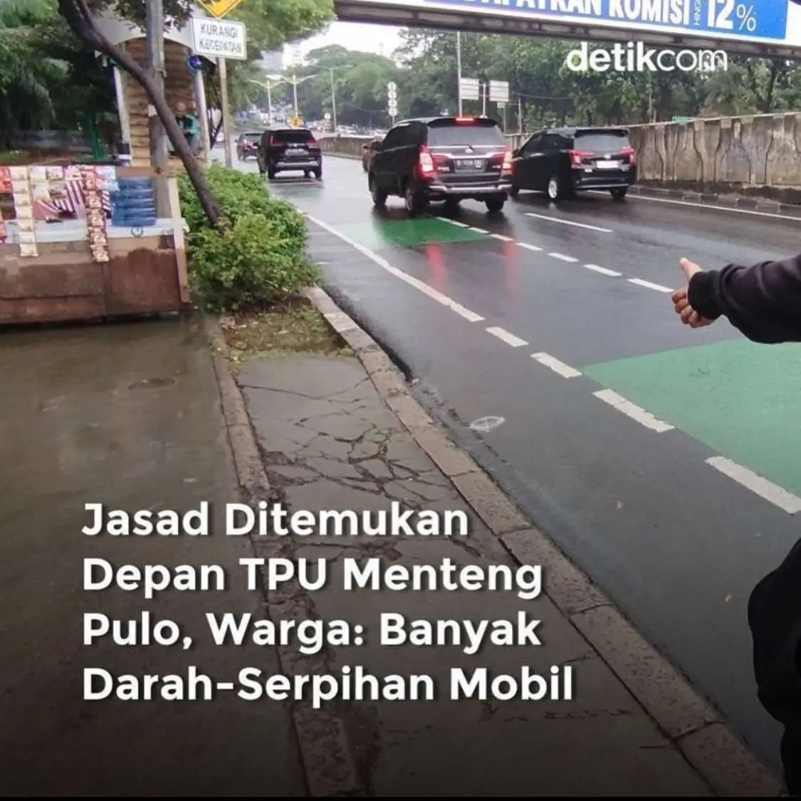 Seorang pria ditemukan tewas di trotoar di depan TPU Menteng Pulo, Jalan Raya Casablanca, Tebet, Jakarta Selatan. Korban ditemukan dalam kondisi kepala yang hancur. Korban yang diketahui berinisial AM (36) ditemukan pada pukul 05.39 WIB, Minggu (22/12). Korban ditemukan oleh saksi yang tengah menyapu jalanan. Salah seorang warga, Aan (30), mengatakan terdapat banyak darah, organ tubuh yang berceceran, hingga banyak serpihan kendaraan di sekitar TKP. #detikcom #TPUMentengPulo #Jasad #TemuanJenazah