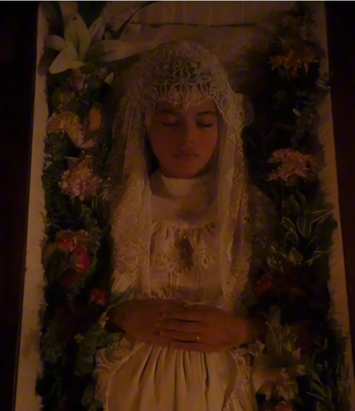 cien años de soledad: “remedios murió envenenada por su propia sangre, con un par de gemelos atravesados en el vientre.” :( #cienañosdesoledad #100añosdesoledad #cienañosdesoledadedit #netflixseries #netflixcolombia #remediosmoscote #remedios #aurelianobuendia #coronelaureliano #gabrielgarciamarquez 