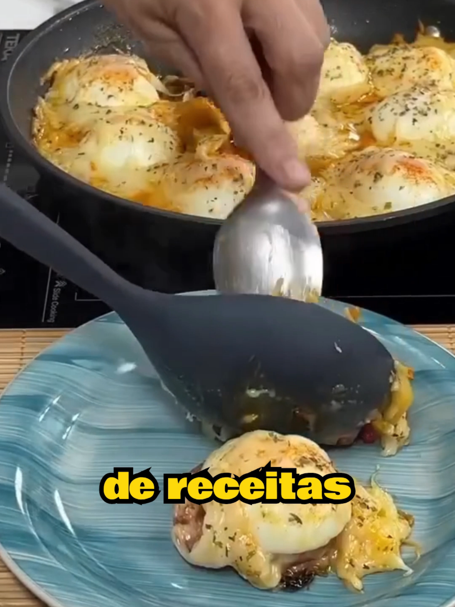 OVOS TURCOS: INGREDIENTES: 1 cebola picada 1 pimentão vermelho picado 1 pimento verde picado 3 tomates fatiado 5 ovos cozidos Queijo ralado mozzarella light Azeite Cheiro verde Orégano Pimentão #diabetes #diabetestipo2 #cardapiosaudavel #receitasfaceis #receitafacil #receitas #ovo #proteina