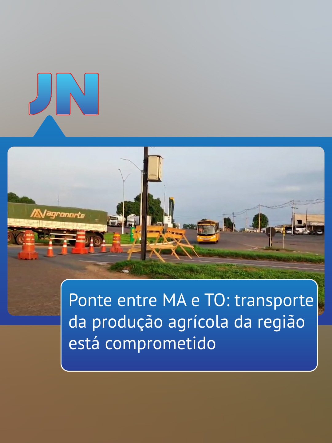 Impactos com desabamento de ponte - O número de desaparecidos no desabamento de uma ponte na divisa do Tocantins com o Maranhão subiu para 16. O Rio Tocantins é o referencial de divisa entre os dois estados por 120 km. Sem a ponte Juscelino Kubitschek, o transporte da produção agrícola da região ficou comprometido. Por dia, passavam 2,1 mil caminhões pelo posto fiscal em Aguiarnópolis, na divisa entre os dois estados. Com o desabamento da ponte, os motoristas precisam desviar por rotas alternativas que aumentam o percurso em quase 200 km. Saiba mais no #g1. #notícias #tiktoknotícias #Maranhao #Tocantins #pontejuscelinokubitschek