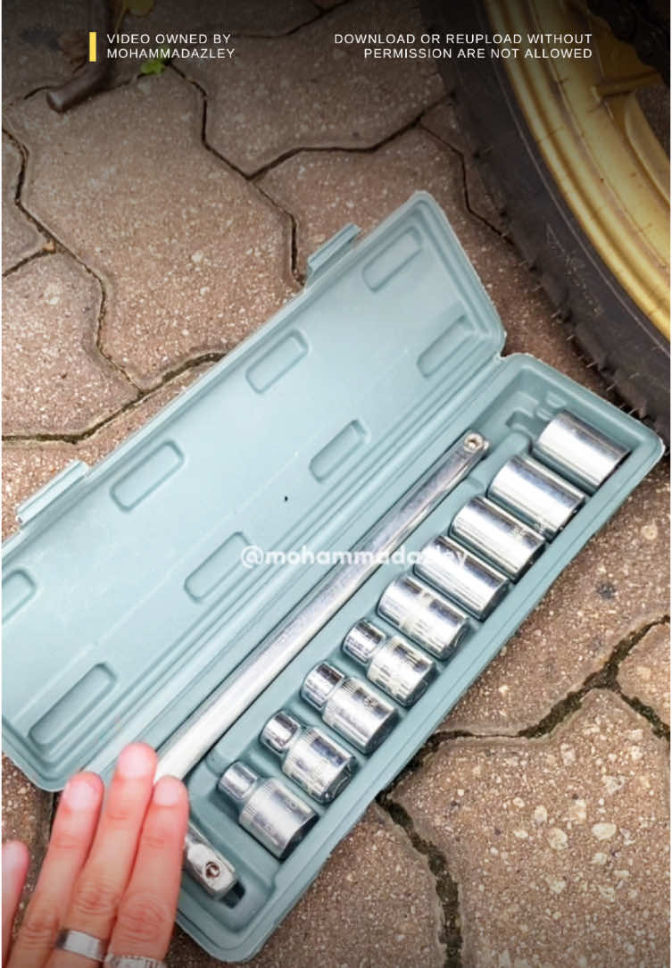 10pcs set socket wrench yang wajib ada untuk setiap kereta & motor. Harga murah jer, mampu milik. Check beg kuning 😁 #10pcs #10pcssocketwrenchset #socket #socketset #wrench #wrenchset #repair #motor #kereta #car 