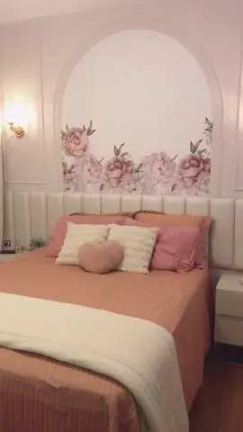 Tour pelo meu quarto 🌸🫶🏼🎀✨ todos os links estão na bio! #tourpelomeuquarto #penteadeira #quartofeminino #fyp 