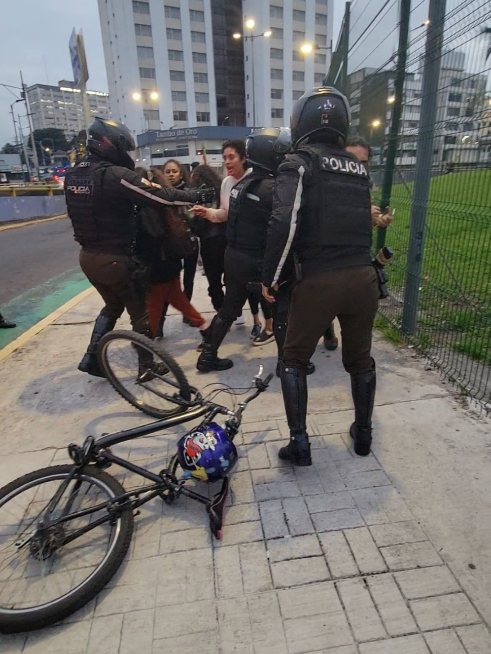 Una persona identificada como Pablo Cisneros fue detenida por la Policía Nacional en medio del plantón que se realizó en Quito para reclamar por los cuatro niños desaparecidos, los #CuatroDeMalvinas 