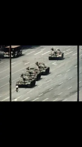 1989: The world watched as ‘Tank Man’ stood alone, blocking tanks in Tiananmen Square during protests for freedom of speech in Beijing. Captured by Jeff Widener, this powerful image became a global symbol of resistance and courage. To this day, the identity of ‘Tank Man’ remains a mystery, and the photo is banned in China. 🕊️🛑 #TankMan #TiananmenSquare #FreedomOfSpeech #1989History #IconicMoments #PowerOfProtest #HistoryInPhotos #CourageUnderFire #fyp #History 