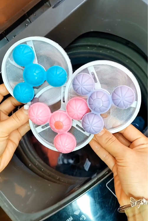 Lint on clothes is very annoying. This washing machine lint filter has super adsorption and does not damage clothes. It can easily remove floating lint and lint. #laundry