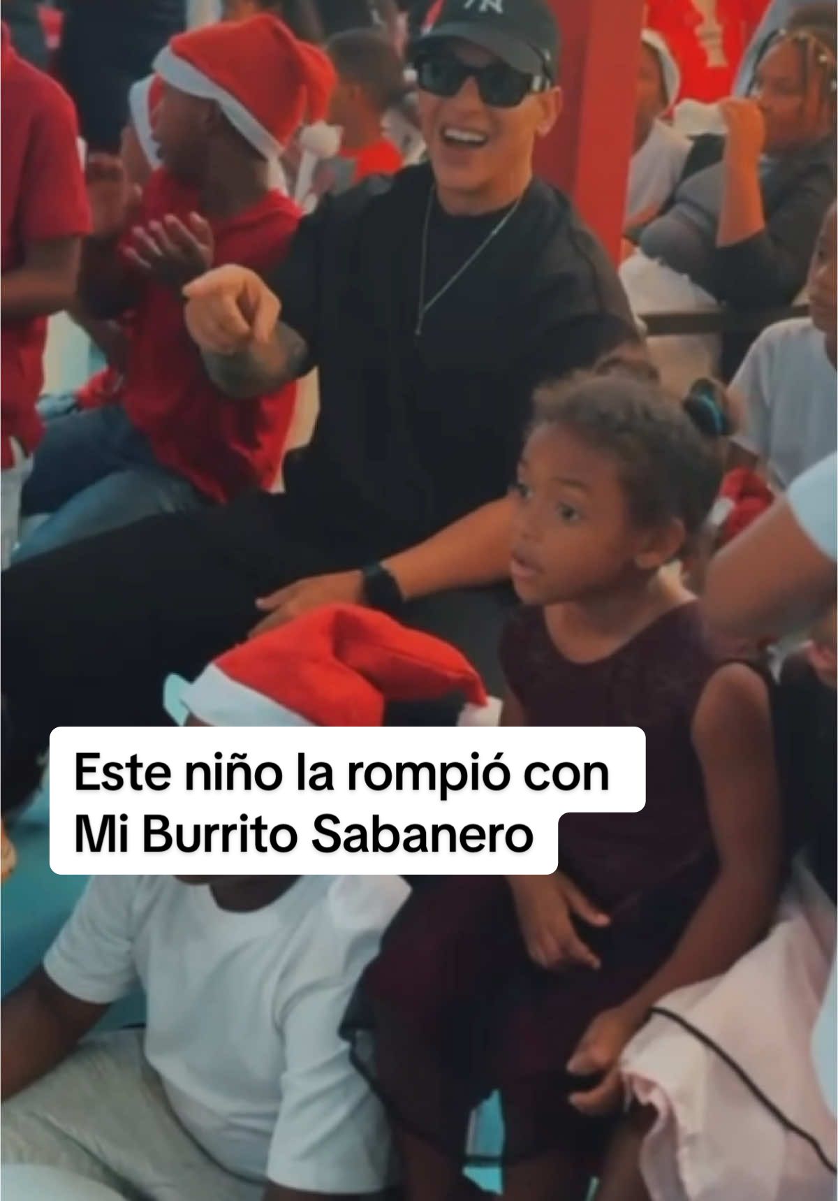 ¡Qué mucho disfrutamos en la fiesta de Navidad de nuestra fundación Daddys House ! 🎄 Este niño la rompió bailando Mi Burrito Sabanero y nos llenó de alegría a todos. Ver esa energía y felicidad es lo que realmente hace que esta época sea especial. Gracias por ser parte de esto. ❤️❤️🙏🏽  #NavidadConPropósito #MiBurritoSabanero #musicanavideña 