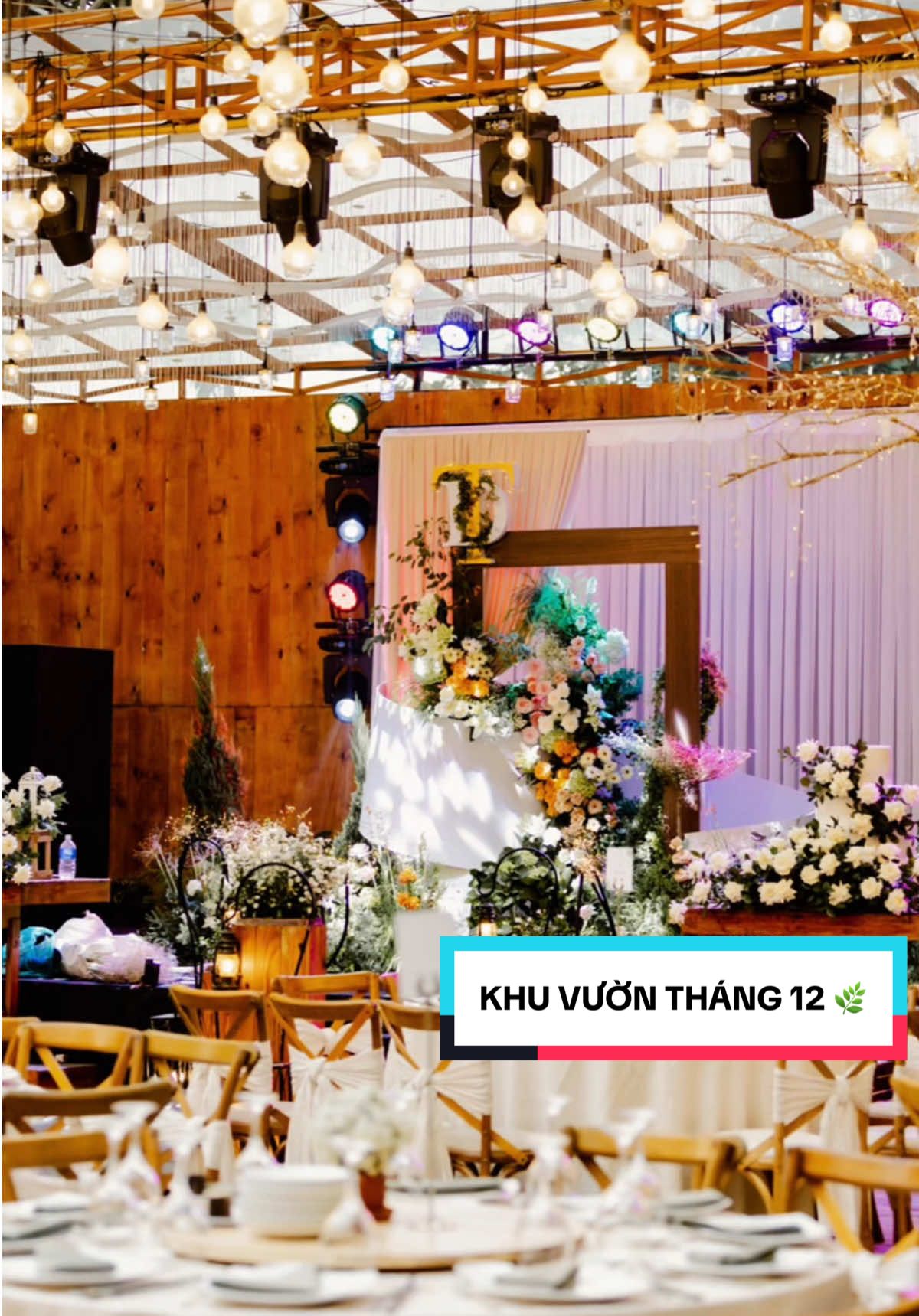 KHU VƯỜN THÁNG 12 🌿 Một chút nắng nhẹ ban trưa không làm vơi được những cơn gió se lạnh hiếm hoi của Sài Gòn mùa đẹp nhất trong năm. Vườn nhà mình cũng bước vào những tháng ngày lý tưởng nhất với không khí mát lành và cỏ hoa thơm ngát, không chút ẩm ương, không chút nồng nực, không chút bụi bặm.  Lễ đường trải đầy hoa, sân khấu đẹp lung linh, trần cao sáng lấp lánh, người đến với nhau trong dáng vẻ xinh đẹp và tiếng cười giòn tan. Hạnh phúc tháng 12 như đóa hoa nở muộn nhưng thơm lành và ngọt như đường mật, hy vọng sẽ chúc lành cho chúng mình trên chặng đường mai sau ♥️ ——- Wedding: Tuấn & Dung ♥️ ===========🌿🌿🌿============ #Wedding #Party #TiecSinhNhat #TiecCuoi #tiecsanvuon #rustic #buffet #tiecgiadinh #MaisonDeCharme #Restaurant #Event #maison #tiectatnien #tatnien #poolparty #rooftopparty #weddingparty #yep #yearendparty #birthdayparty #birthday #thoinoi #tiecngoaitroi #cuoi #giatien