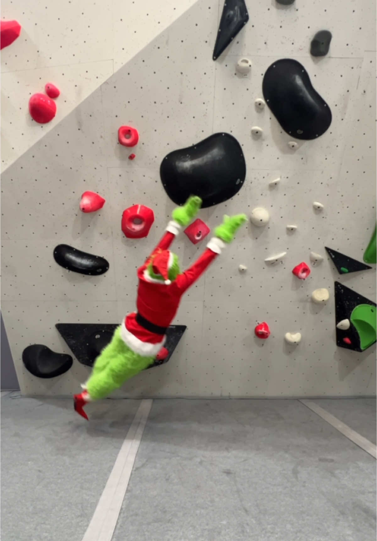 Grinchy’s home @Mandurah Rock Climbing has expanded!! A new bouldering gym has arrived!! #mandurah #mandurahindoorrockclimbing #christmas #rockclimbing #fyp #climbing #grinch 